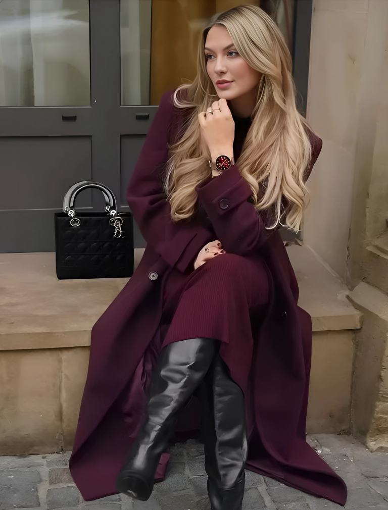 Amelia™ | Elegant Vinröd Ullkappa